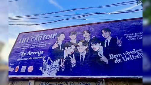 'Lili cantou!' Fãs do Amapá celebram volta do BTS com outdoor na Avenida FAB