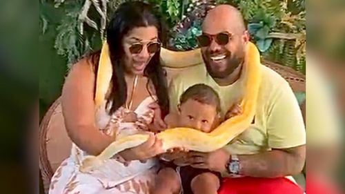 Fofura ou Perigo? Bebê 'ataca' cobra no meio de sessão de fotos da família