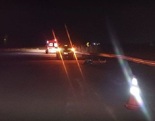 Andarilho morre atropelado por carreta enquanto dormia à beira da estrada