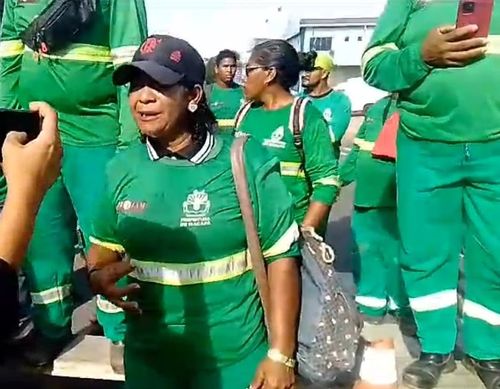 "Gosto de trabalhar, mas precisamos do pagamento", diz "verdinha" em protesto por salário atrasado