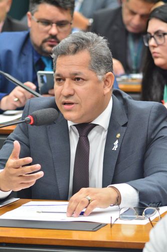 Emenda de Malafaia garante aumento a militares dos ex-territórios