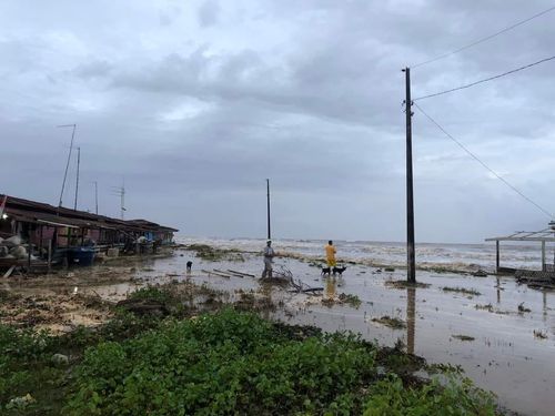 Calçoene: Maré alta destrói estrutura turística da praia do Goiabal