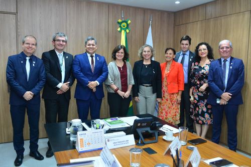 Brasil atinge 700 mil mortes relacionadas à COVID após o primeiro óbito relatado.