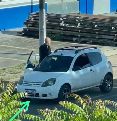 Santana: Identificado o Homem do Carro Branco que Bateu em Mulher com Terçado