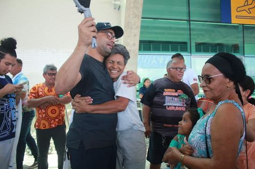 Liberdade! marabaixeiros recebem Elísia Congó no Aeroporto de Macapá