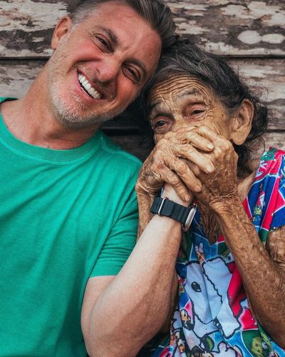 Luciano Huck visita fã de 102 Anos em Oiapoque; população faz "making-of"
