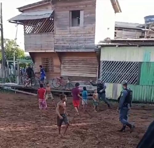 "Boas referências": PMs do Amapá jogam bola com crianças em área de pontes