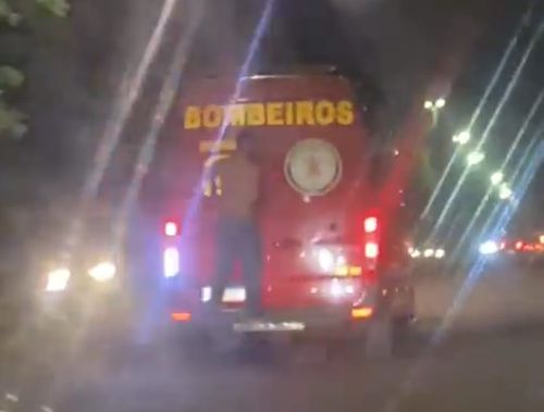 Pendurado na ambulância: Homem se arrisca em "carona" após show do Carabao