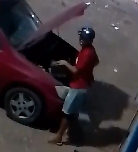 Cara de pau: Ladrão se espanta ao ser flagrado tentando furtar bateria de carro