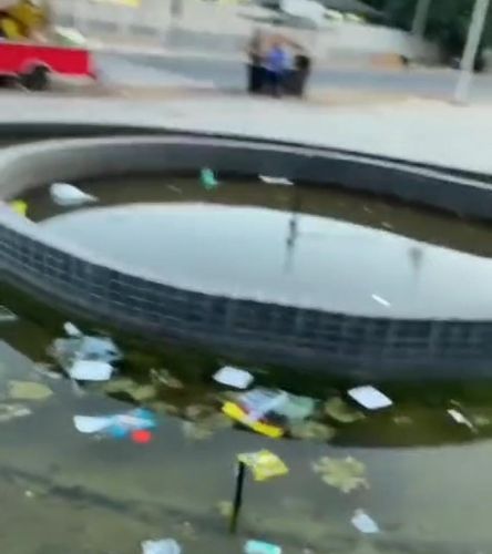 Píer do Santa Inês: chafariz e calçada amanhecem tomados por lixo