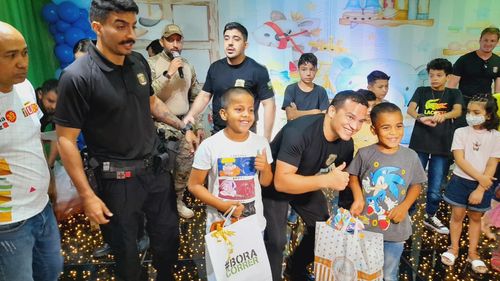 Policiais federais animam festa de crianças em tratamento de câncer