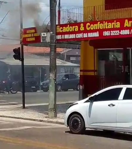 Curto circuito em poste assusta moradores no Perpétuo Socorro