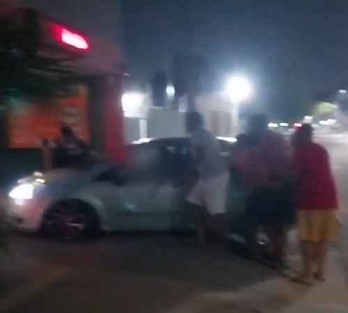 "Picote" solidário: Homens empurram carro no prego na entrada de motel