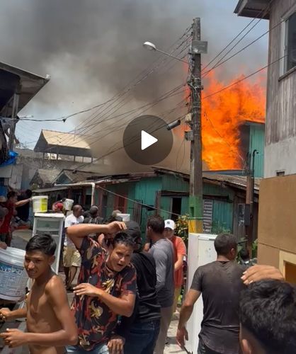 Desespero: moradores usam baldes com água para conter incêndio em Afuá