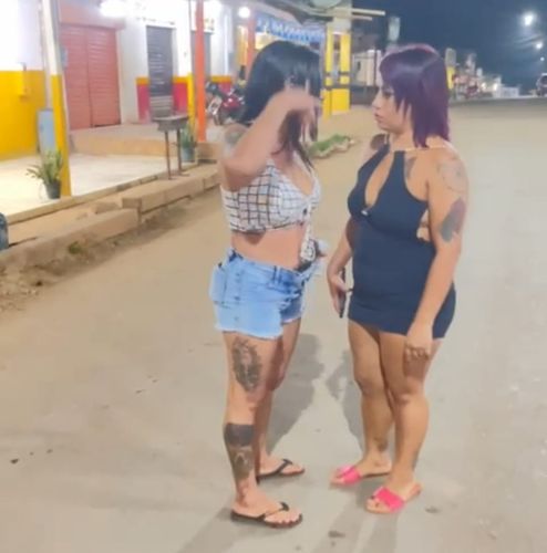 Tijolada, voadora e roupas rasgadas: Briga entre mulheres viraliza