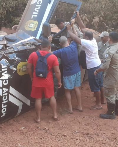 Oiapoque: vídeo mostra resgate de policiais após capotamento na BR-156