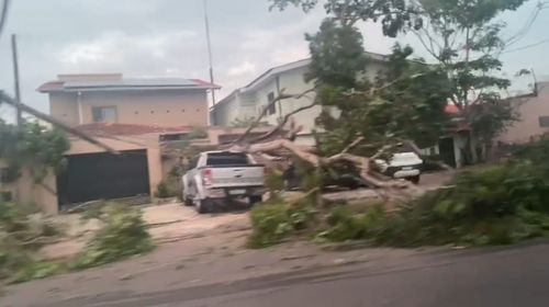 Chuva e ventania causam prejuízos em bairros de Macapá