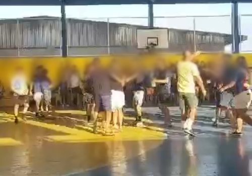 Sem noção: estudante parte pra cima de professor por resultado de jogo de futsal