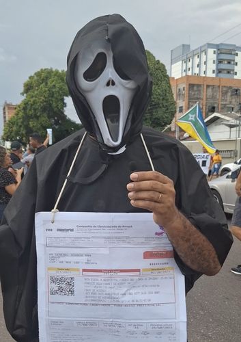 "Ou compra comida ou paga a energia", diz homem fantasiado de morte em protesto