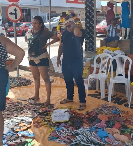 Ex-deputado vende sandálias a 10 reais em feira do Novo Horizonte