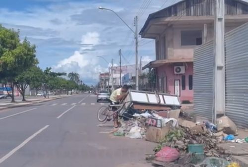 Macapá: Trio usa carroça para despejar entulho em lixeira viciada