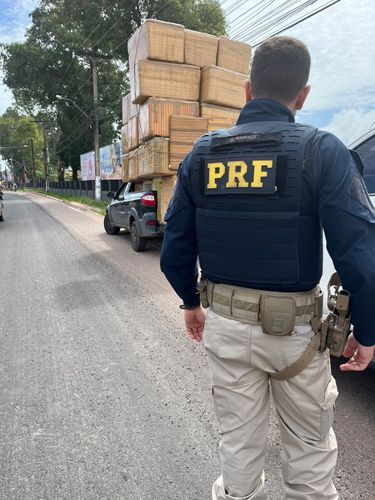 "Montanha de isopor": Veículo é flagrado com excesso de carga na BR-210