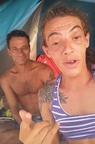 Casal de moradores de rua registra rotina: limpeza e organização são as marcas