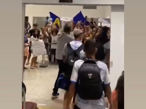 Jogadores do Macapá são recebidos com festa após campanha histórica na Copinha