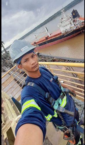 Operador cai em rio dentro de empilhadeira e está desparecido