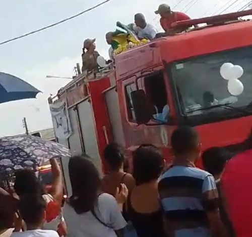 Moradores do Congós se despedem de criador de biblioteca comunitária morto a tiros