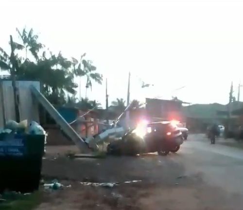 Carro bate e derruba três postes em Santana; Provedor sem energia elétrica