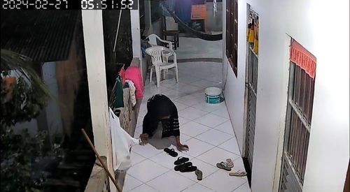 Mulher furta casa e usa toalha para não ser vista pelas câmeras