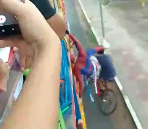 Carreta: Homem-Aranha chuta ciclista acidentalmente na orla de Macapá