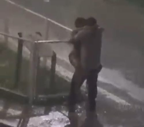 Casal aproveita chuva para cena romântica no Araxá