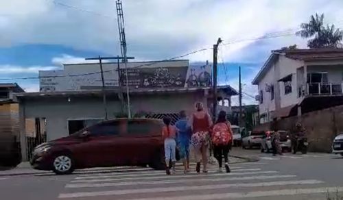 Santana: Motorista ignora mulher e crianças e não para em faixa