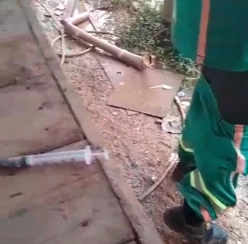 Agulha de seringa deixada em lixo quebra dentro da perna de coletor em Macapá