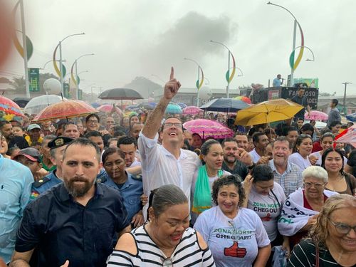 Chuva não espanta e Furlan inaugura nova ponte Sérgio Arruda