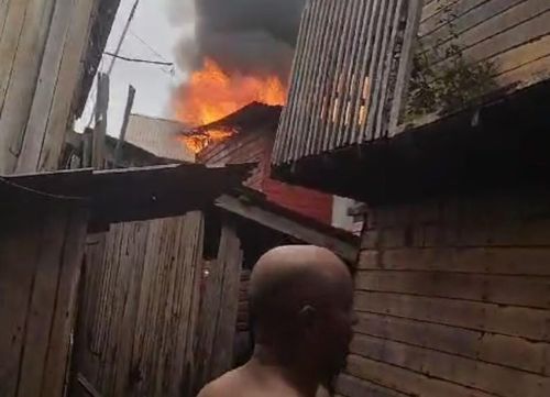 Desesperados, moradores usam baldes para impedir que incêndio se alastre no Perpétuo Socorro