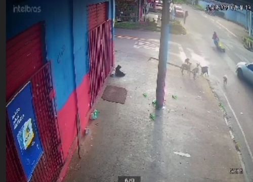 Condutor mata motociclista ao dobrar em alta velocidade; pai da vítima passa mal ao ver o filho