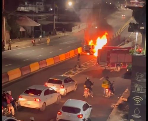 Carro capota e pega fogo na ponte Sérgio Arruda