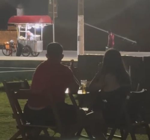 Clientes de bar flagram homem roubando placa de trânsito no Centro de Macapá