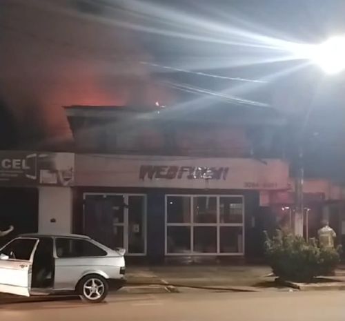 Prédio onde funciona provedora de internet de Santana sofre incêndio