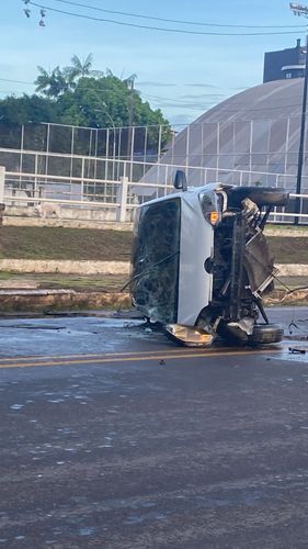 Carro capota na orla do Santa Inês