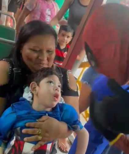Menino Léo é convidado vip em "carreta da alegria" em Macapá
