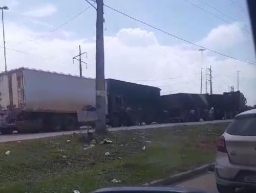 Acidente envolvendo carreta, carro e ônibus congestiona BR-156, em Macapá