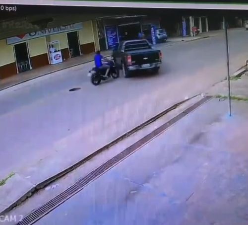 Novo Horizonte: vídeo mostra momento em que motociclista atinge picape em acidente