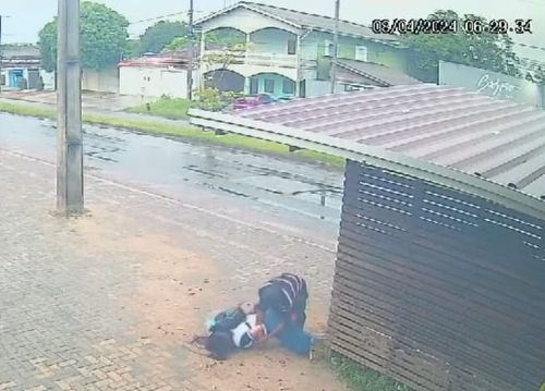 Estudante luta contra bandido em parada de ônibus