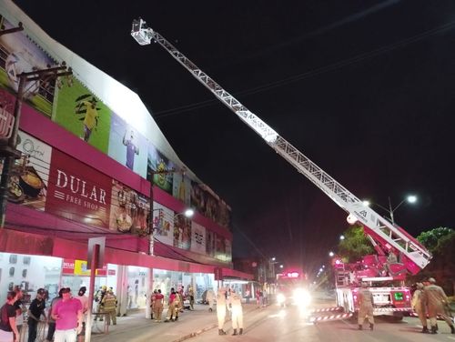 Santana: loja de roupas sofre incêndio e quadras são isoladas em área comercial