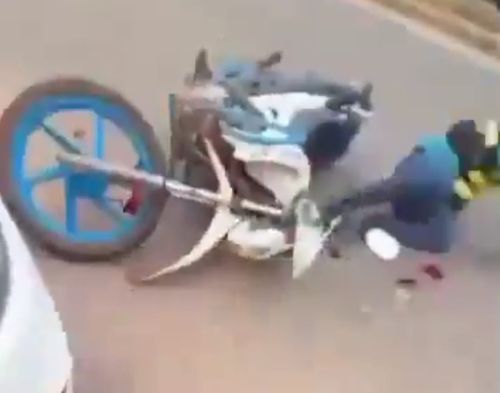 Largura: mototaxista não vê carro em conserto, bate e quase é atropelado