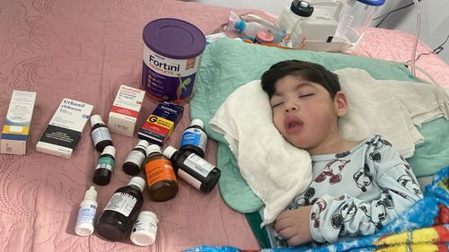 Desempregada e com tumor, mãe pede ajuda para manter filho com múltiplas deficiências